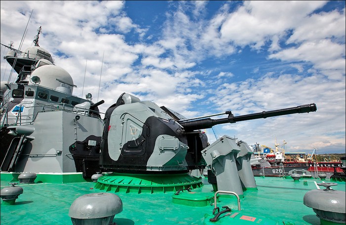 Pháo hạm AK-176 được gắn ở phía trước rất linh hoạt để chống lại các tên lửa hành trình đối hạm như Harpoon hay Tomahawk.